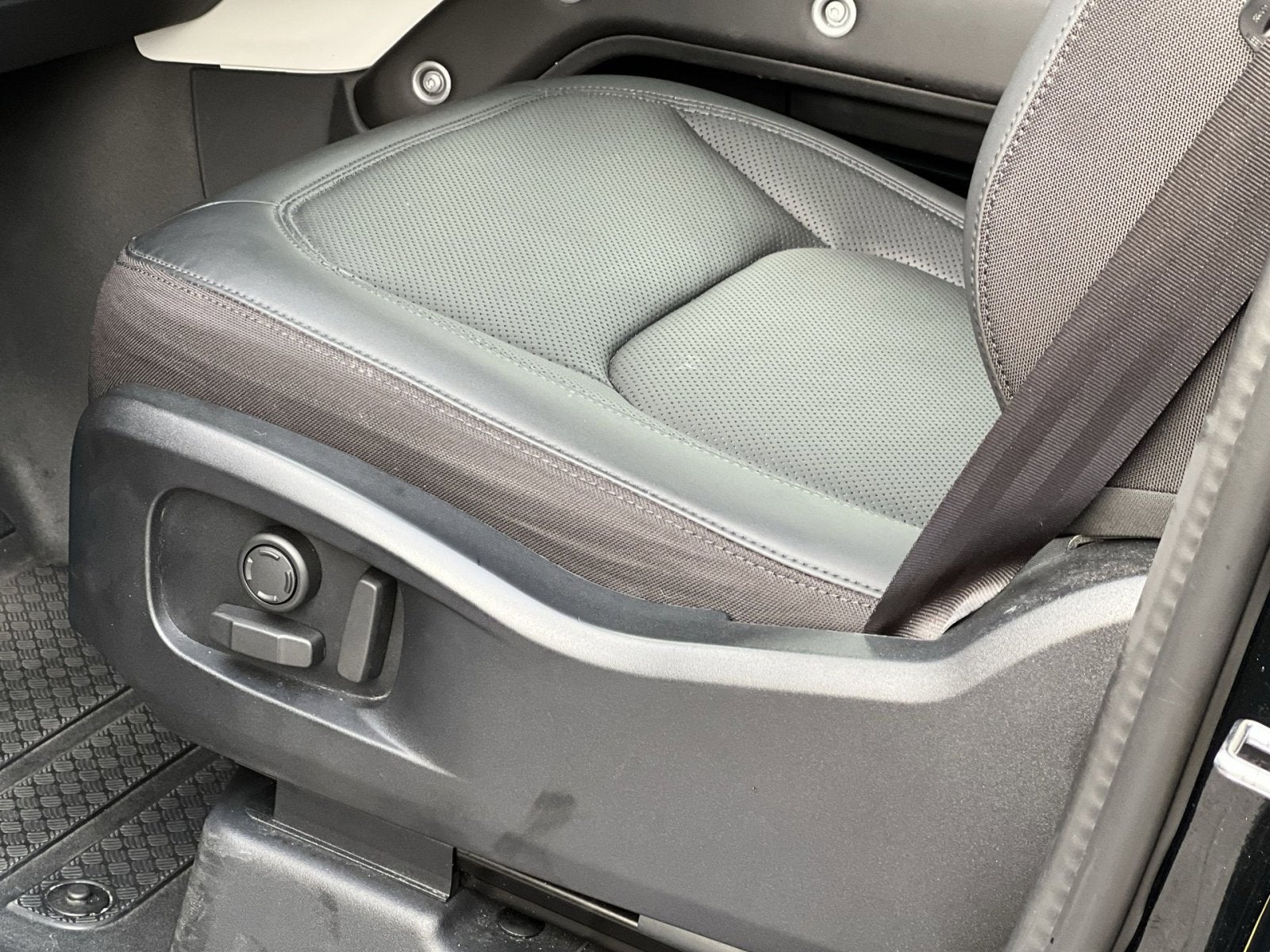 2025 Land Rover Defender 110 S