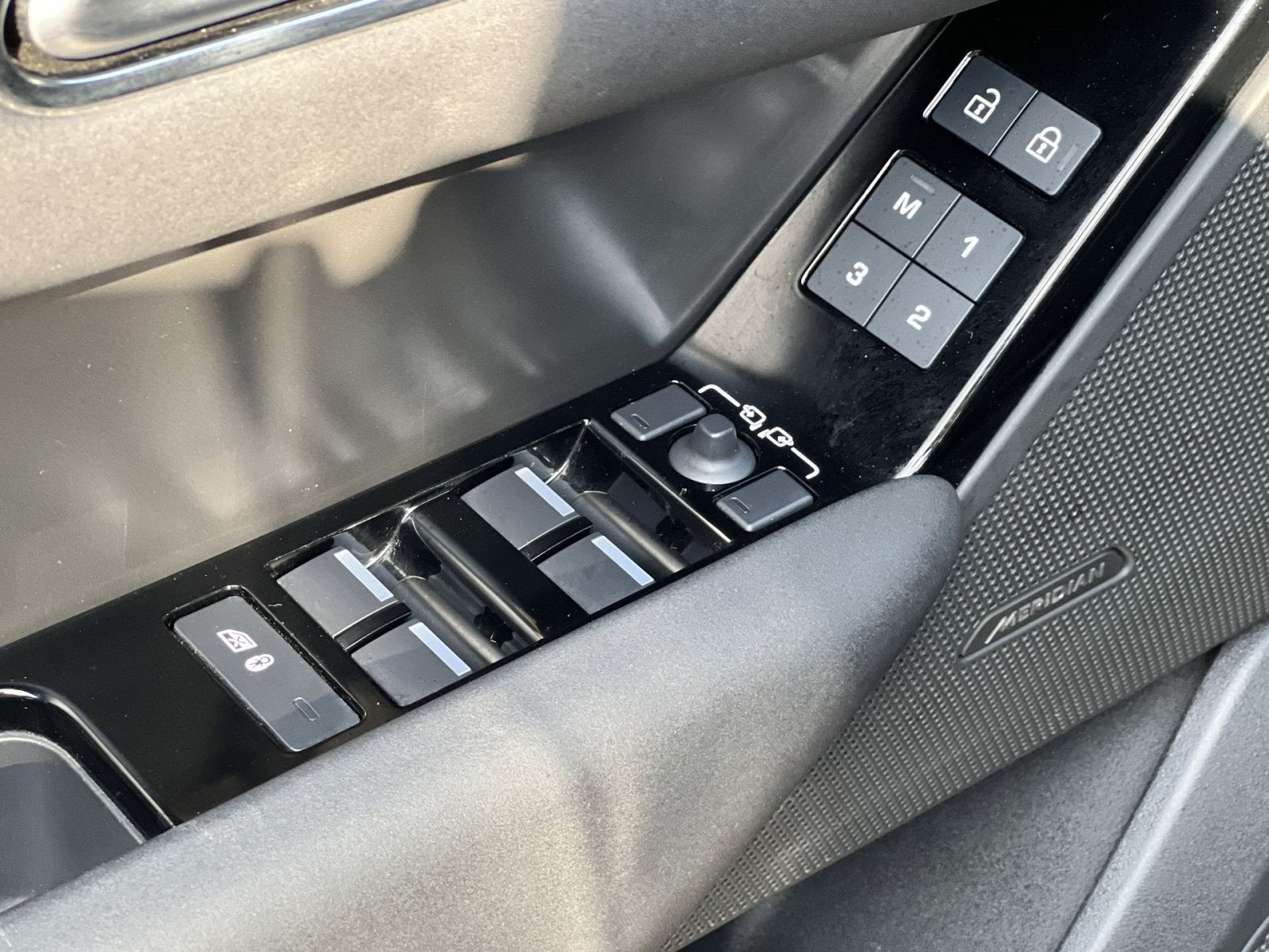 2025 Land Rover Range Rover Velar Dynamic SE