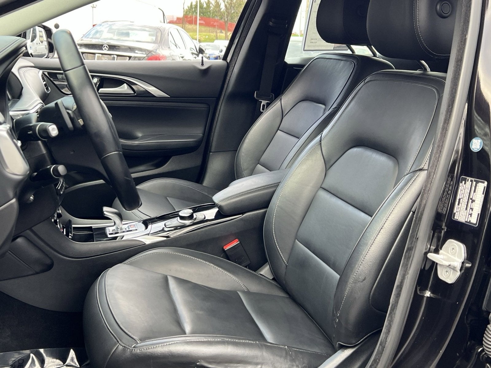 2017 INFINITI QX30 Luxury