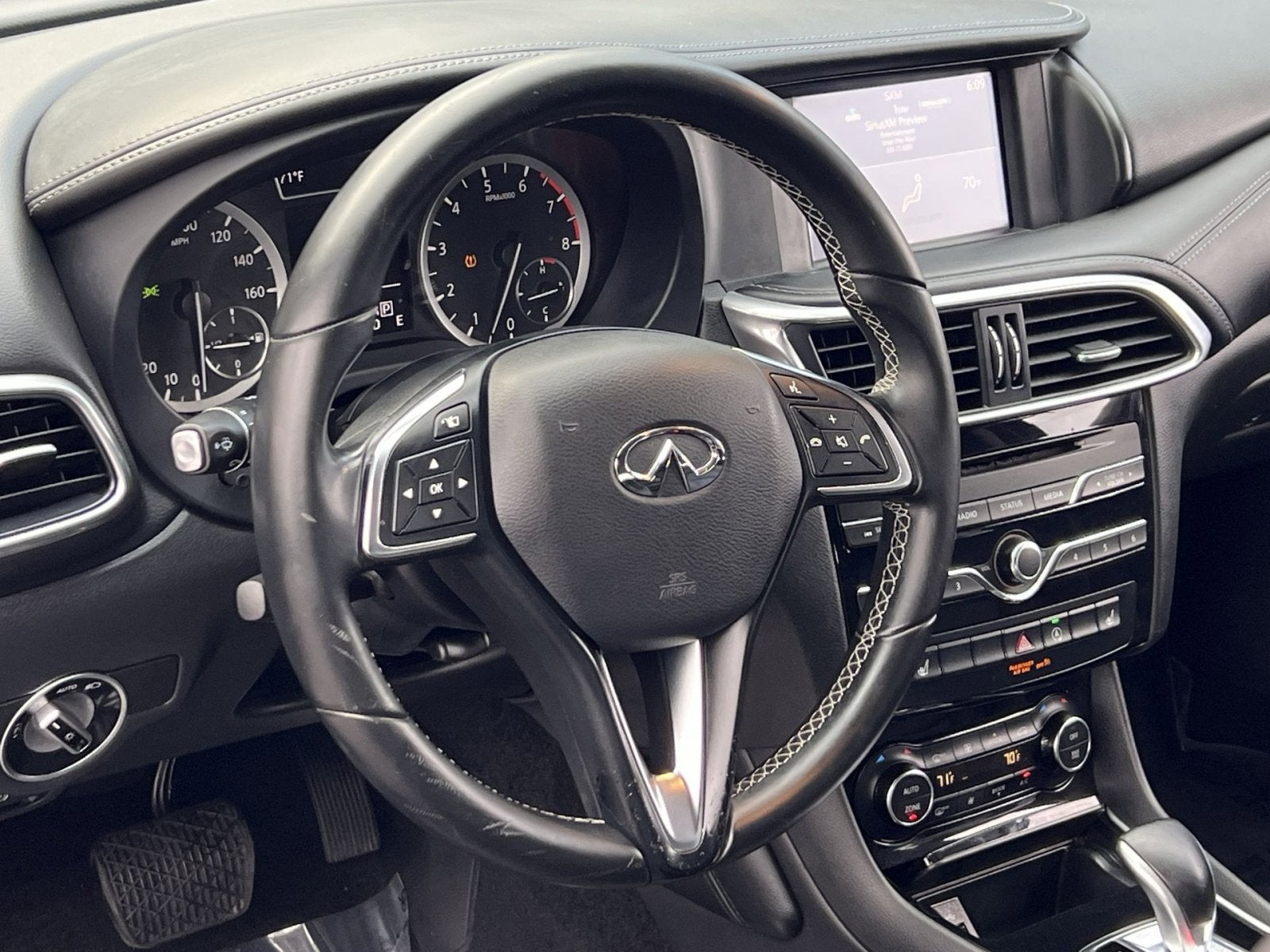2017 INFINITI QX30 Luxury