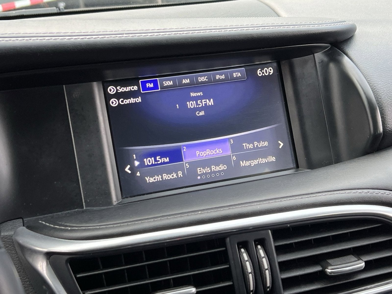 2017 INFINITI QX30 Luxury