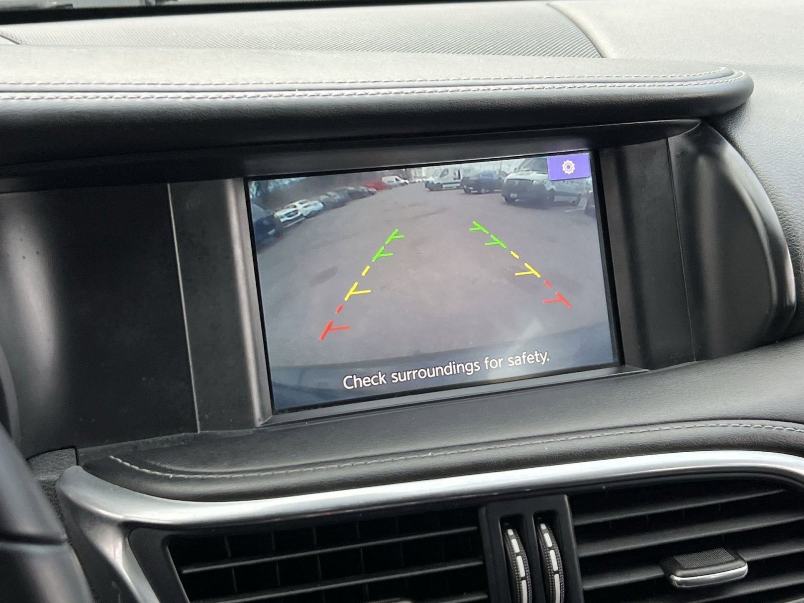 2017 INFINITI QX30 Luxury