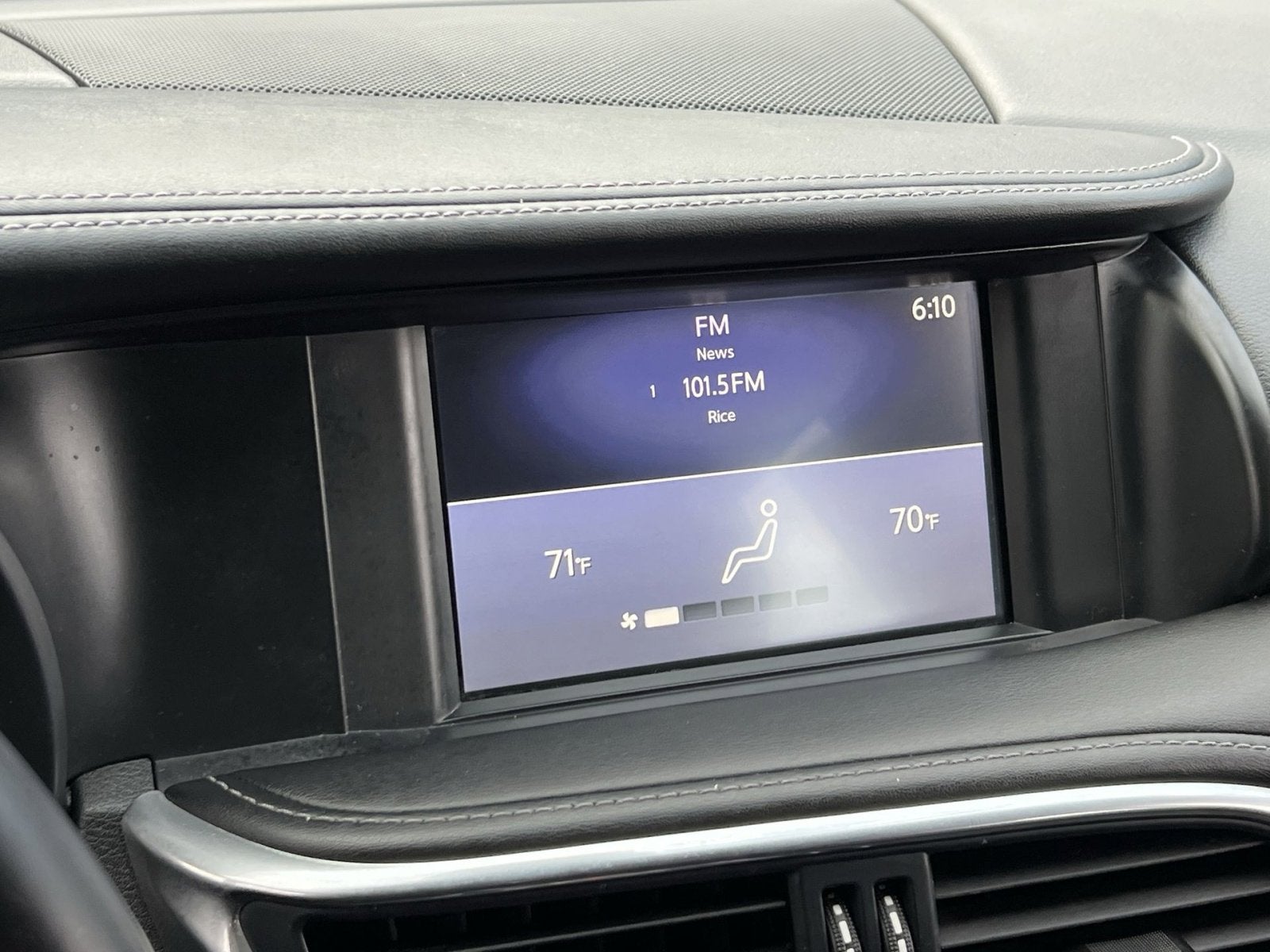 2017 INFINITI QX30 Luxury