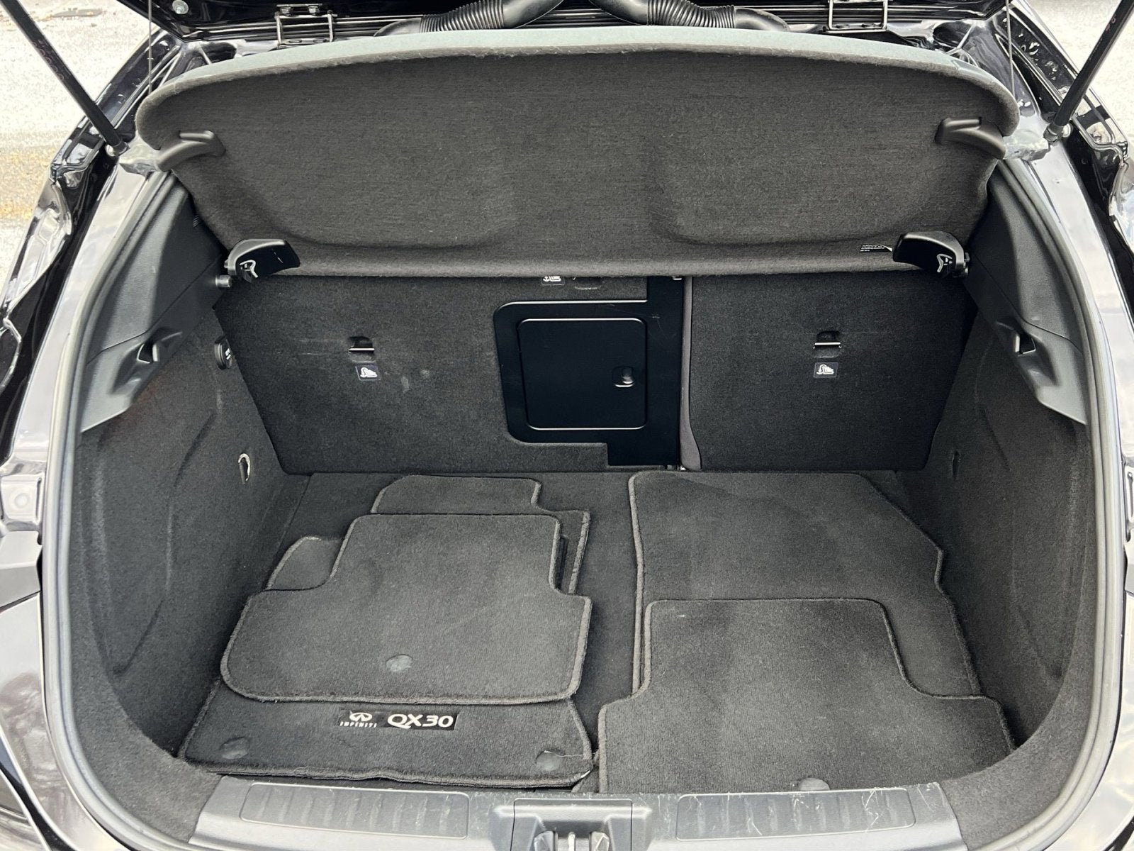 2017 INFINITI QX30 Luxury